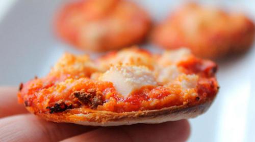 Minipizzas crujientes con tortillas de trigo y chorizo