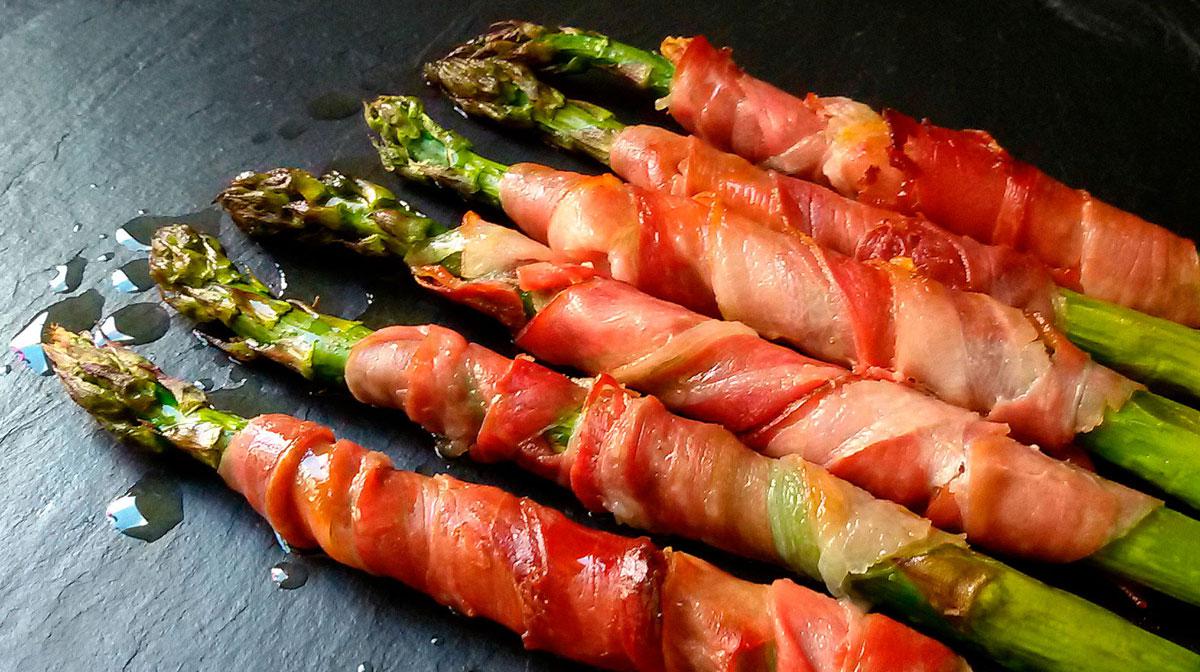 Espárragos trigueros al horno con jamón.